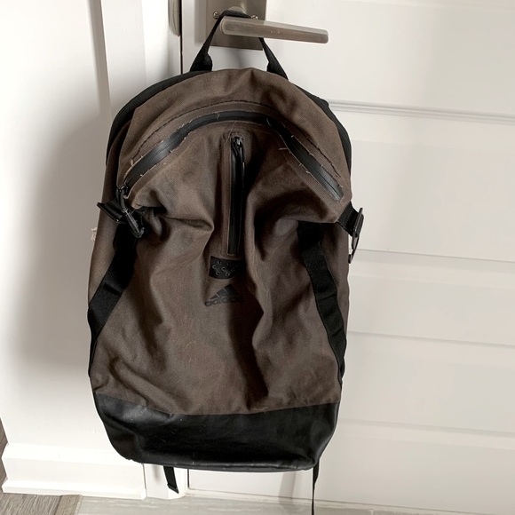 Hi am selling my Adidas bagpack - Picture 3 of 5